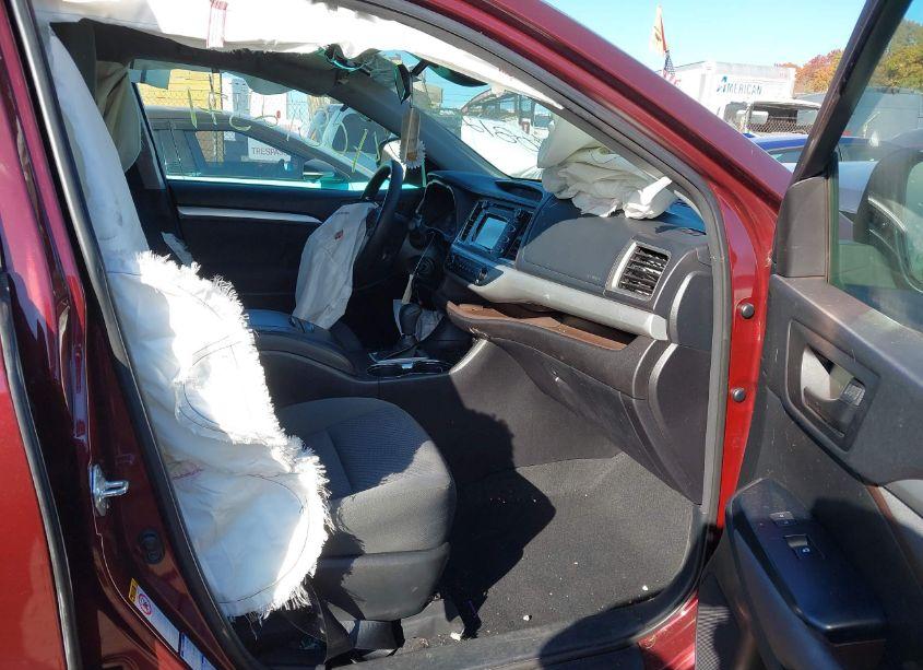 Photo 5 of 2017 Toyota Highlander LE (VIN 5TDBZRFH8HS429234)