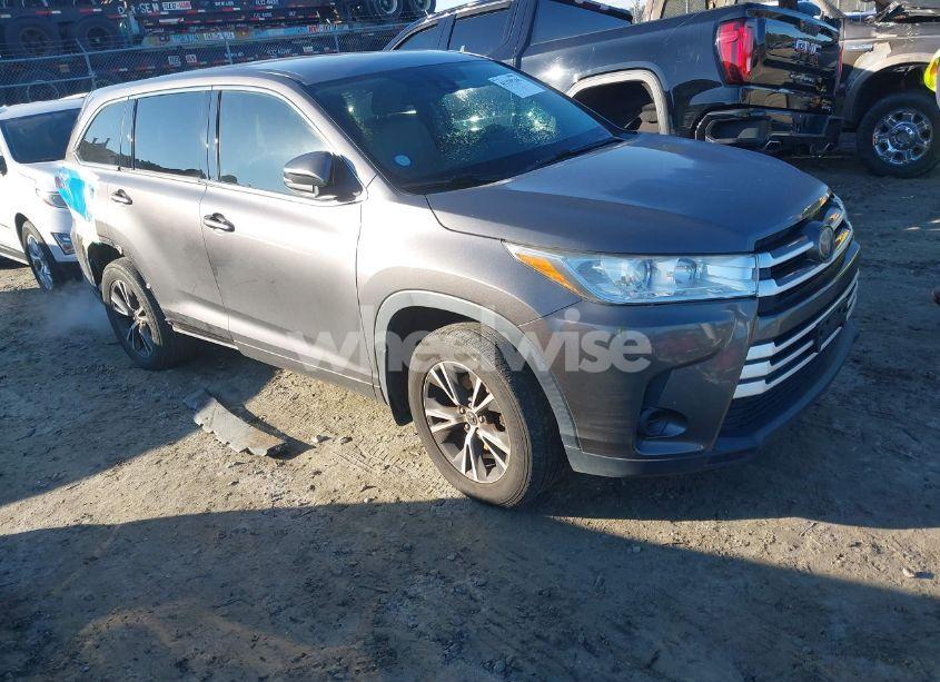 2017 Toyota Highlander LE (VIN 5TDBZRFH8HS472360) main photo