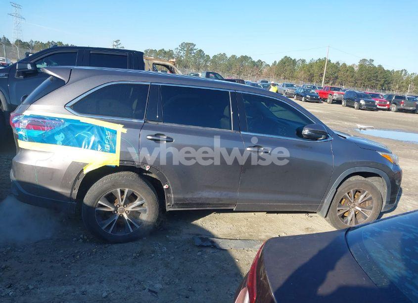 Photo 14 of 2017 Toyota Highlander LE (VIN 5TDBZRFH8HS472360)