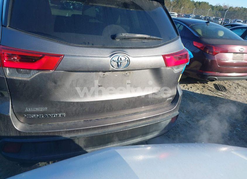 Photo 17 of 2017 Toyota Highlander LE (VIN 5TDBZRFH8HS472360)