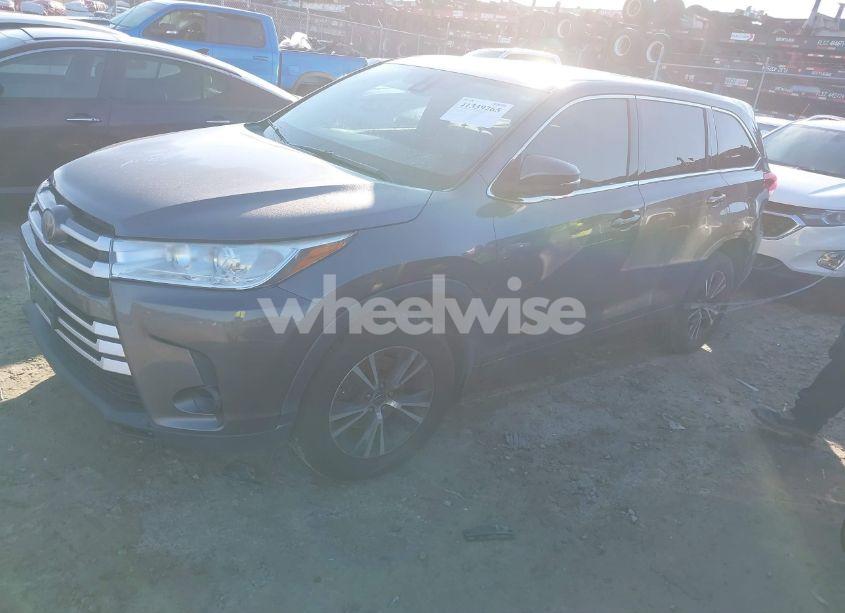 Photo 2 of 2017 Toyota Highlander LE (VIN 5TDBZRFH8HS472360)