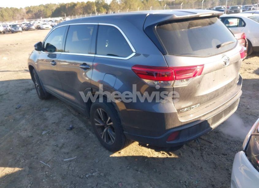 Photo 3 of 2017 Toyota Highlander LE (VIN 5TDBZRFH8HS472360)