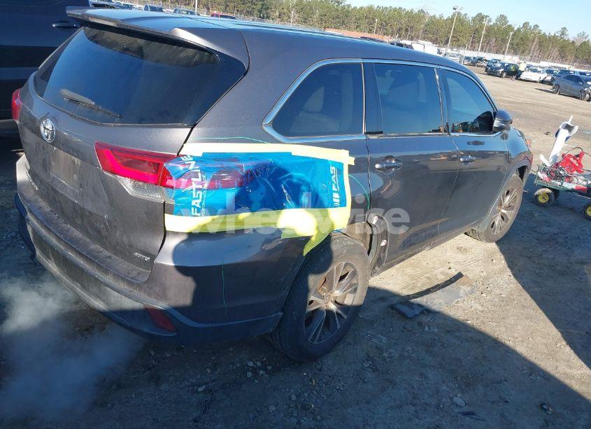 Photo 4 of 2017 Toyota Highlander LE (VIN 5TDBZRFH8HS472360)