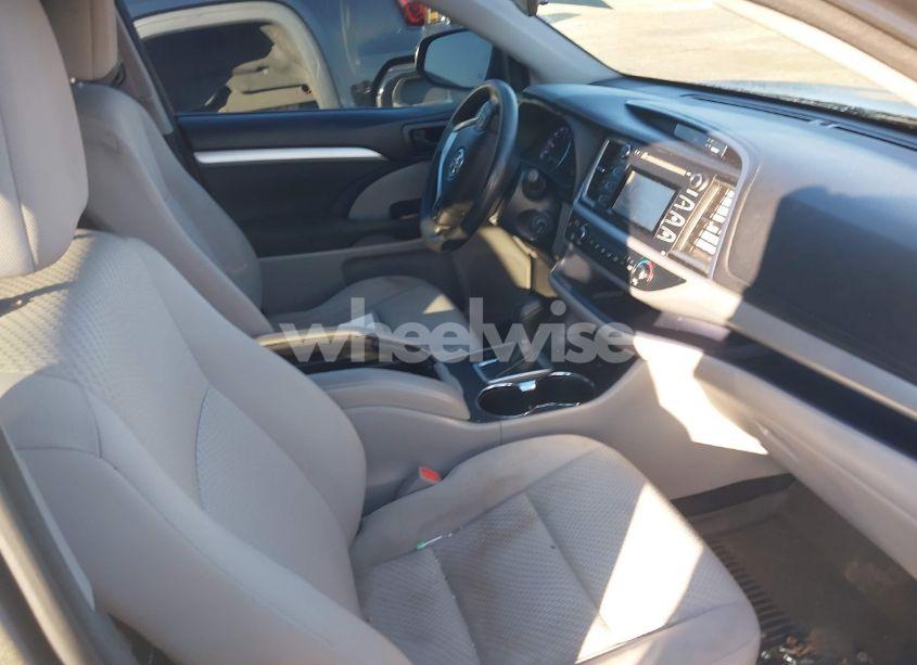Photo 5 of 2017 Toyota Highlander LE (VIN 5TDBZRFH8HS472360)