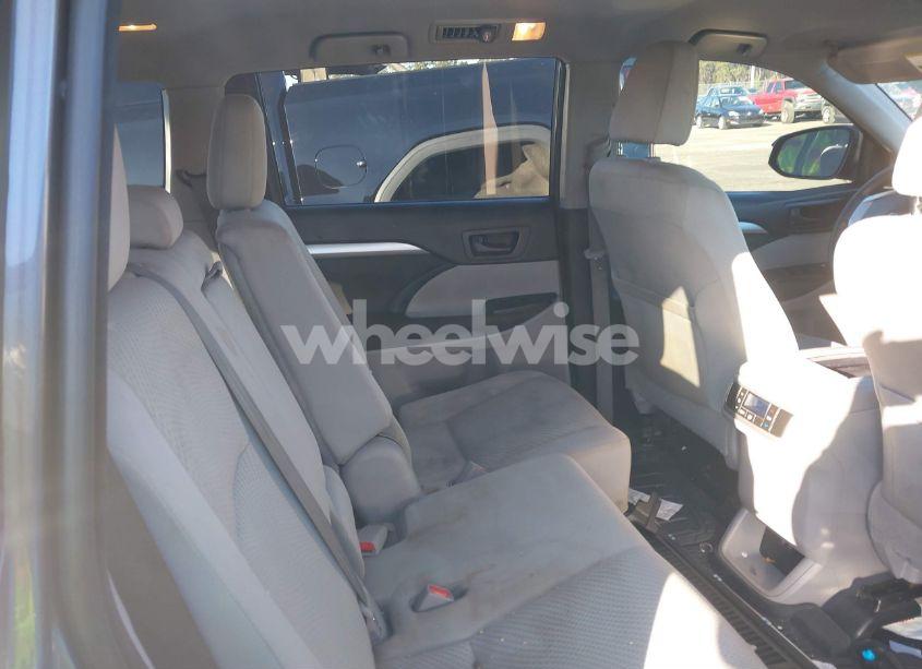 Photo 8 of 2017 Toyota Highlander LE (VIN 5TDBZRFH8HS472360)