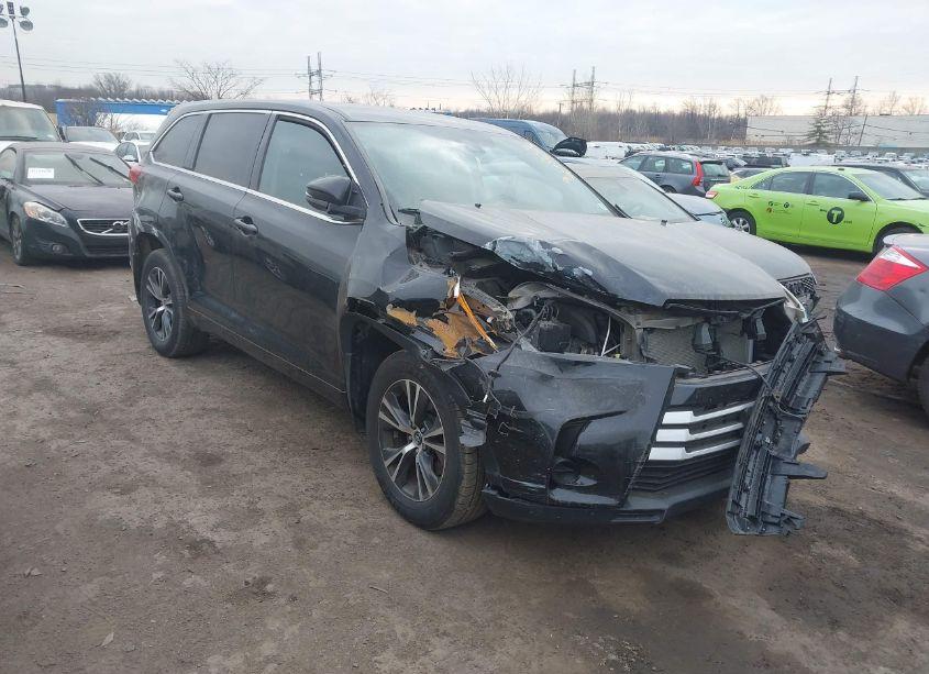 2018 Toyota Highlander LE (VIN 5TDBZRFH8JS877026) main photo