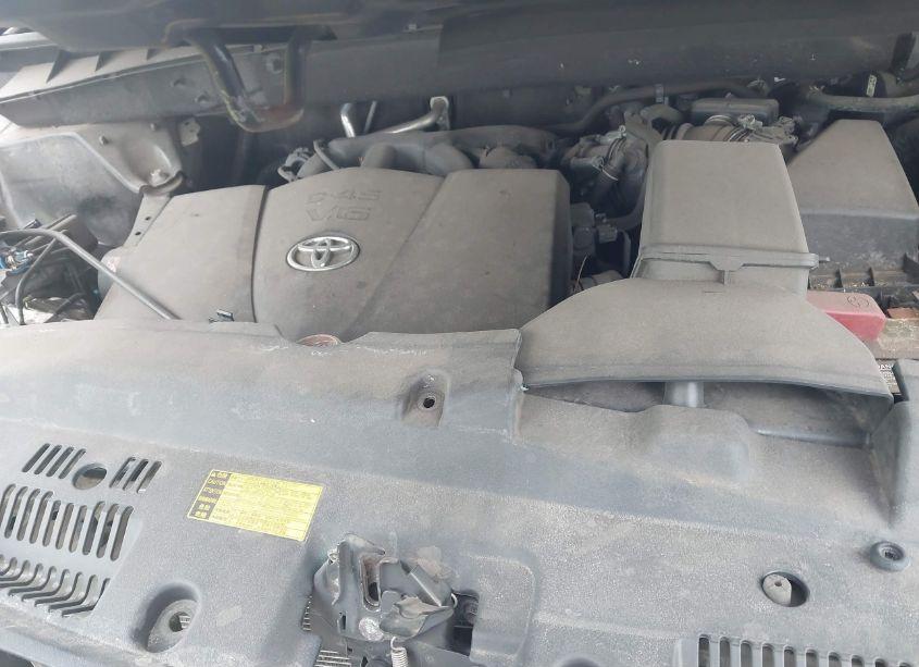 Photo 10 of 2018 Toyota Highlander LE (VIN 5TDBZRFH8JS877026)