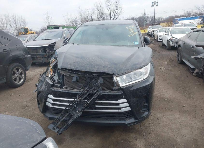 Photo 12 of 2018 Toyota Highlander LE (VIN 5TDBZRFH8JS877026)