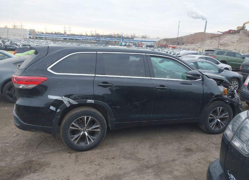 Photo 13 of 2018 Toyota Highlander LE (VIN 5TDBZRFH8JS877026)