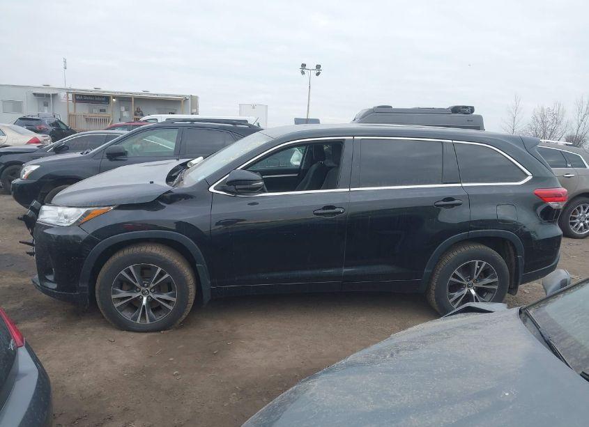 Photo 14 of 2018 Toyota Highlander LE (VIN 5TDBZRFH8JS877026)