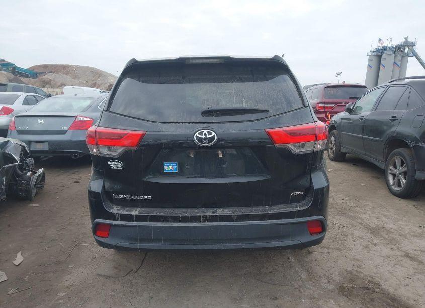 Photo 16 of 2018 Toyota Highlander LE (VIN 5TDBZRFH8JS877026)