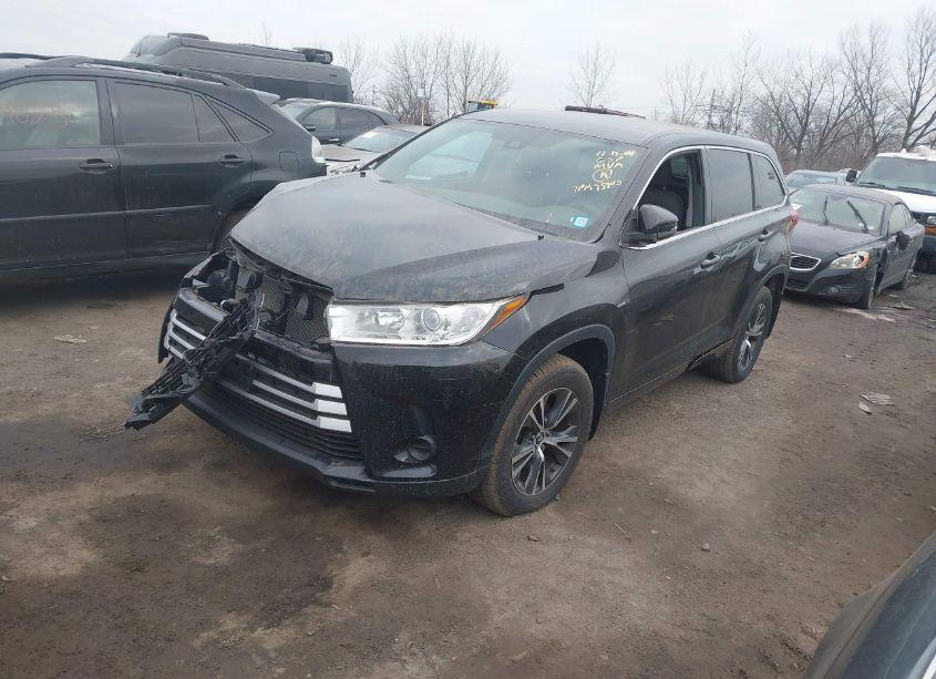 Photo 2 of 2018 Toyota Highlander LE (VIN 5TDBZRFH8JS877026)