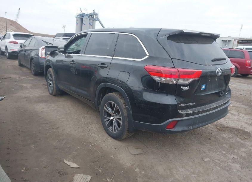 Photo 3 of 2018 Toyota Highlander LE (VIN 5TDBZRFH8JS877026)