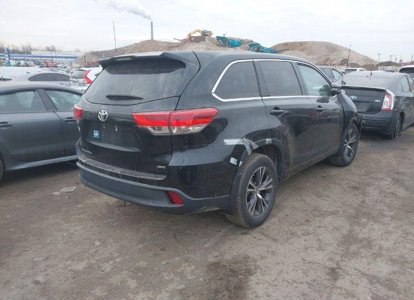 Photo 4 of 2018 Toyota Highlander LE (VIN 5TDBZRFH8JS877026)