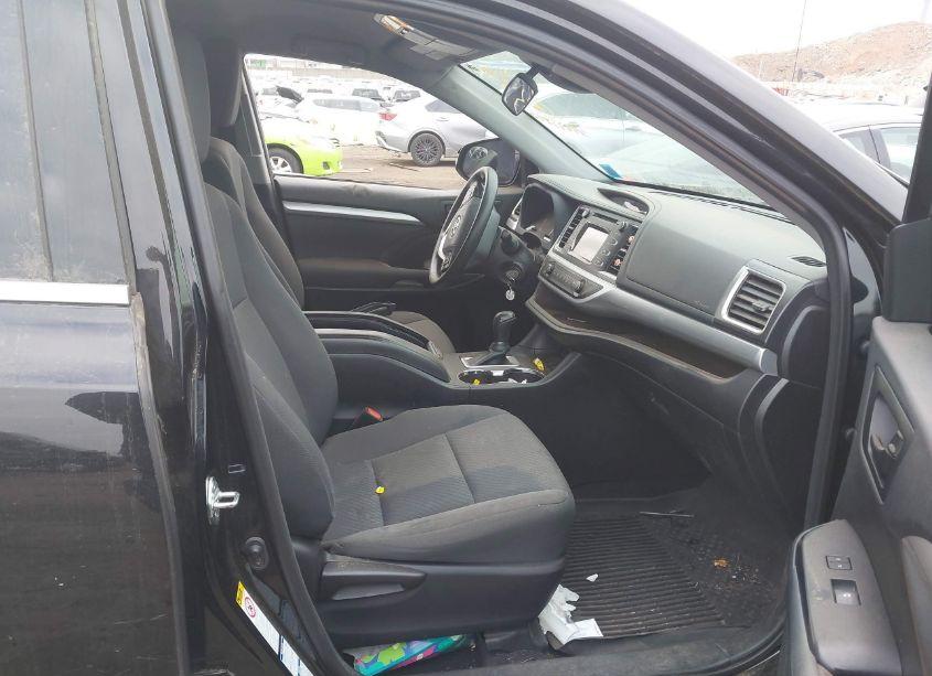 Photo 5 of 2018 Toyota Highlander LE (VIN 5TDBZRFH8JS877026)