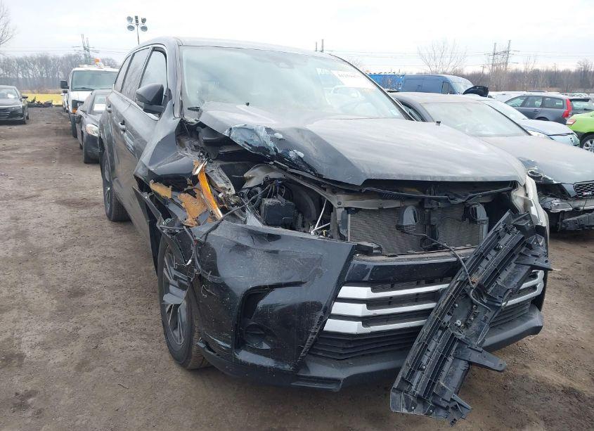 Photo 6 of 2018 Toyota Highlander LE (VIN 5TDBZRFH8JS877026)