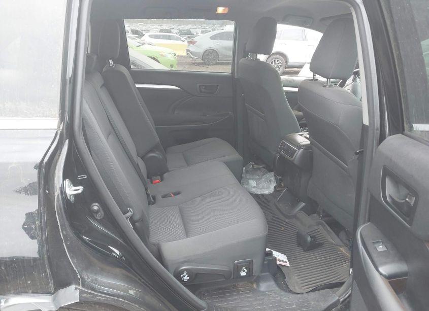 Photo 8 of 2018 Toyota Highlander LE (VIN 5TDBZRFH8JS877026)