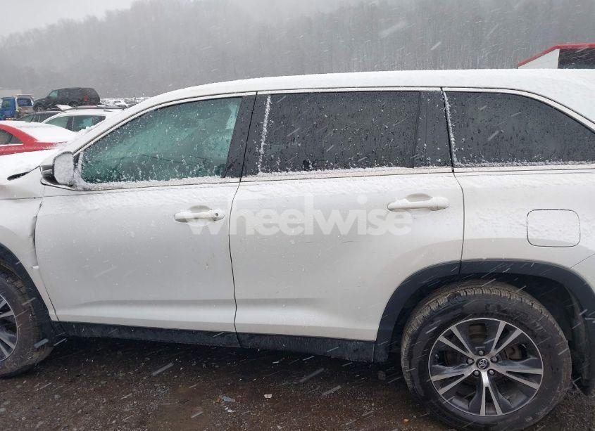 Photo 15 of 2019 Toyota Highlander LE (VIN 5TDBZRFH8KS919017)