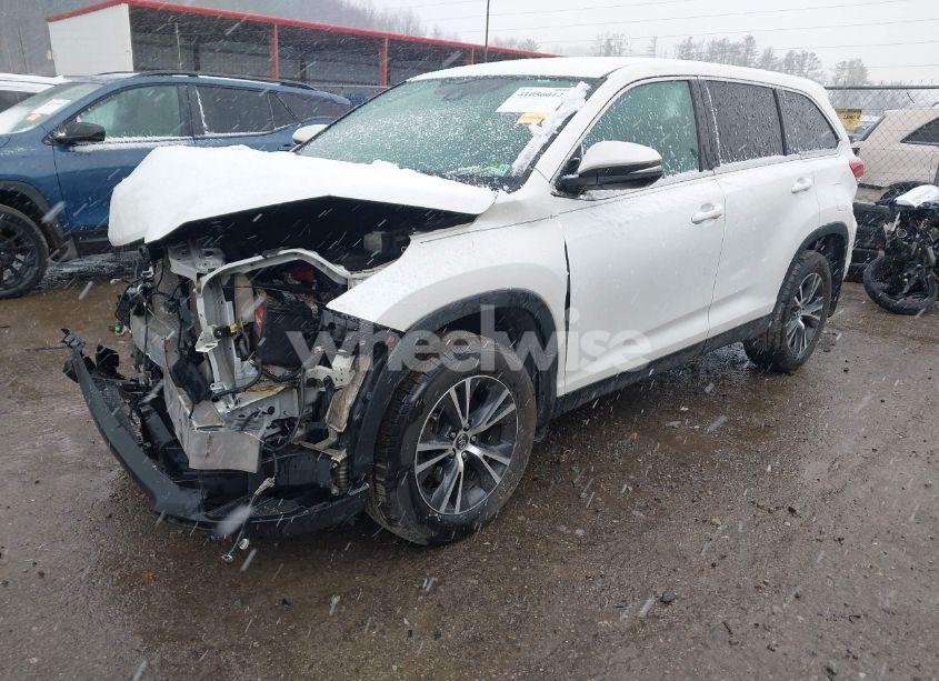 Photo 2 of 2019 Toyota Highlander LE (VIN 5TDBZRFH8KS919017)
