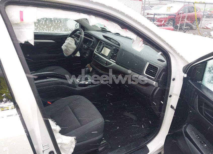 Photo 5 of 2019 Toyota Highlander LE (VIN 5TDBZRFH8KS919017)