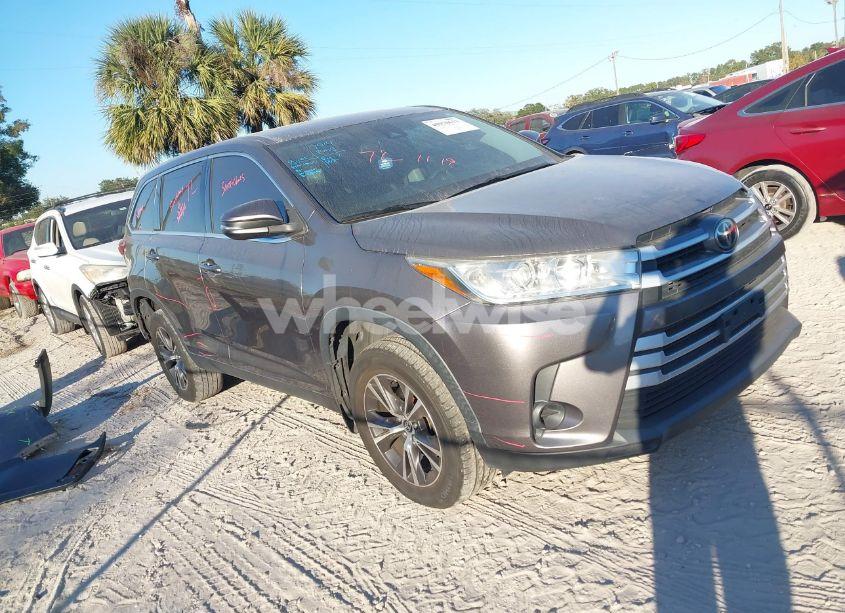 2019 Toyota Highlander LE (VIN 5TDBZRFH8KS978049) main photo
