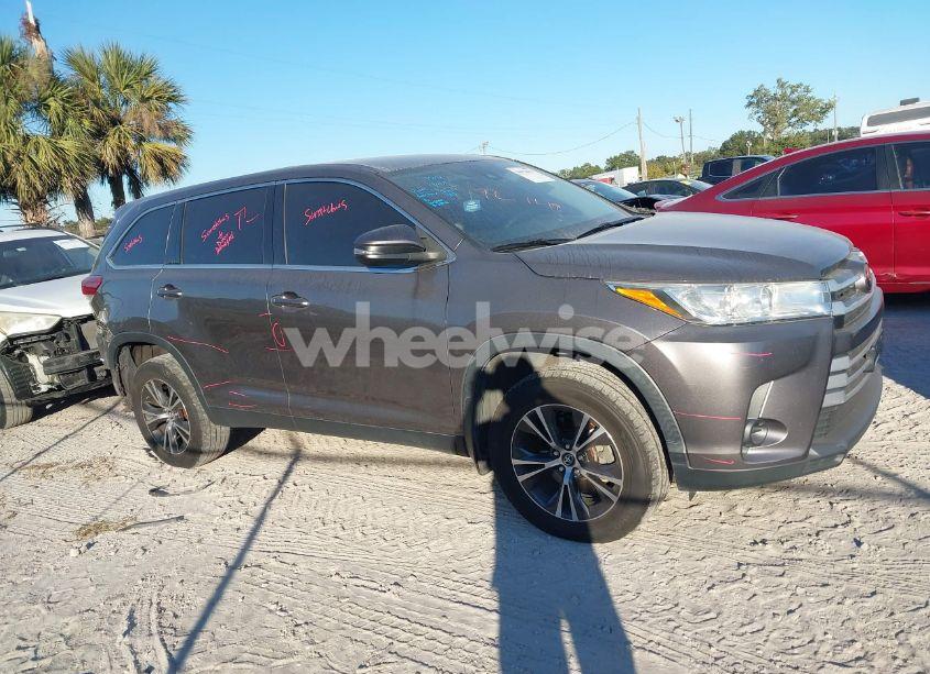 Photo 14 of 2019 Toyota Highlander LE (VIN 5TDBZRFH8KS978049)