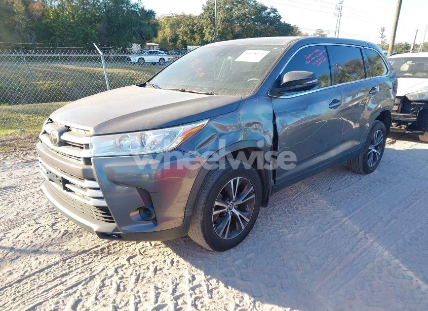 Photo 2 of 2019 Toyota Highlander LE (VIN 5TDBZRFH8KS978049)