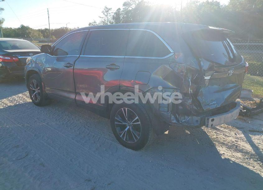 Photo 3 of 2019 Toyota Highlander LE (VIN 5TDBZRFH8KS978049)