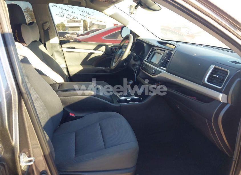 Photo 5 of 2019 Toyota Highlander LE (VIN 5TDBZRFH8KS978049)