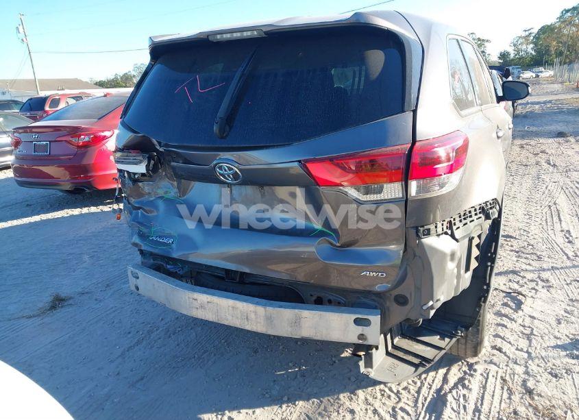 Photo 6 of 2019 Toyota Highlander LE (VIN 5TDBZRFH8KS978049)