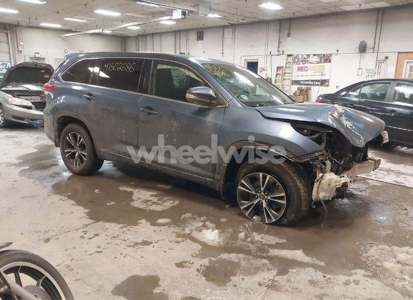 2017 Toyota Highlander LE (VIN 5TDBZRFH9HS360702) main photo