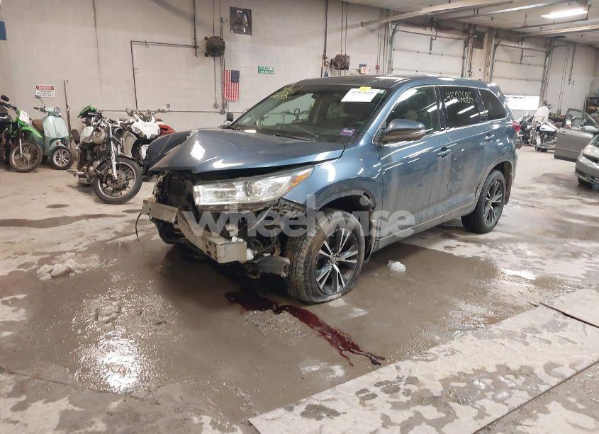 Photo 2 of 2017 Toyota Highlander LE (VIN 5TDBZRFH9HS360702)