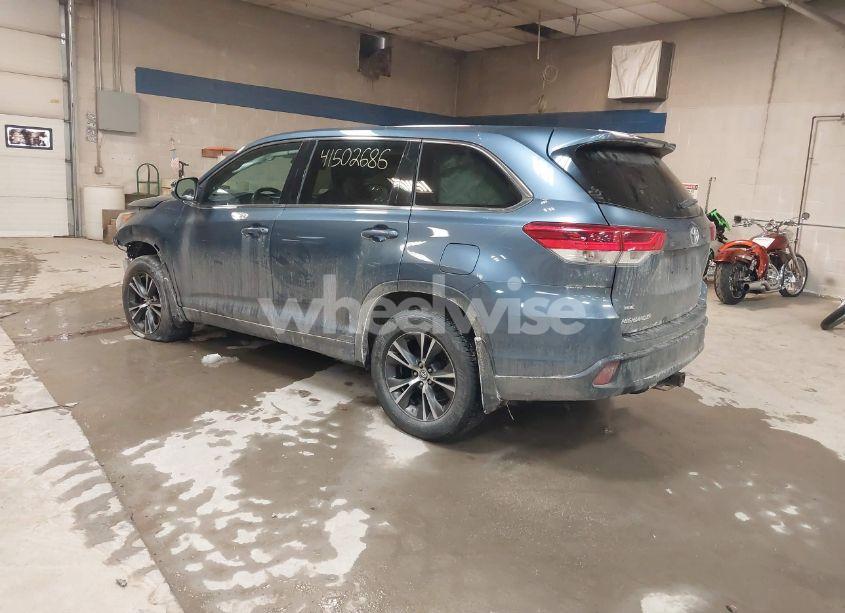 Photo 3 of 2017 Toyota Highlander LE (VIN 5TDBZRFH9HS360702)
