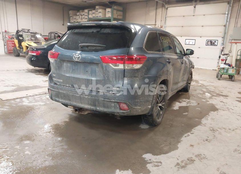 Photo 4 of 2017 Toyota Highlander LE (VIN 5TDBZRFH9HS360702)