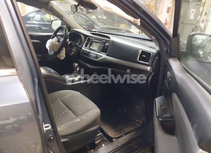 Photo 5 of 2017 Toyota Highlander LE (VIN 5TDBZRFH9HS360702)