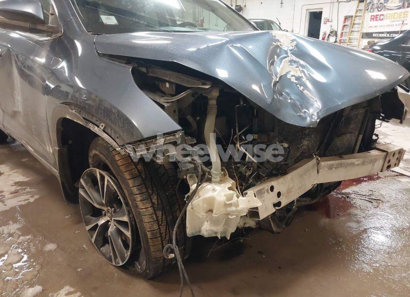 Photo 6 of 2017 Toyota Highlander LE (VIN 5TDBZRFH9HS360702)