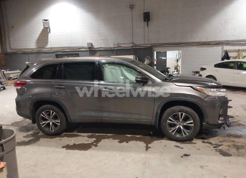Photo 13 of 2017 Toyota Highlander LE (VIN 5TDBZRFH9HS449976)