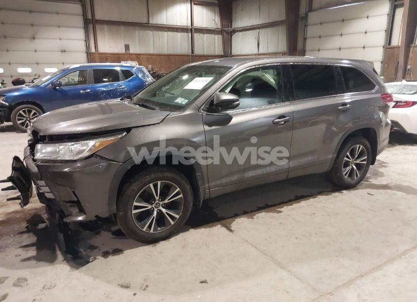 Photo 2 of 2017 Toyota Highlander LE (VIN 5TDBZRFH9HS449976)