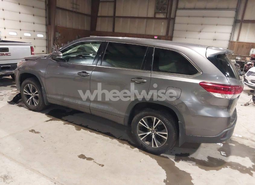 Photo 3 of 2017 Toyota Highlander LE (VIN 5TDBZRFH9HS449976)