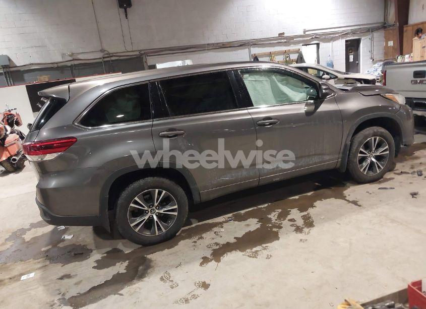 Photo 4 of 2017 Toyota Highlander LE (VIN 5TDBZRFH9HS449976)