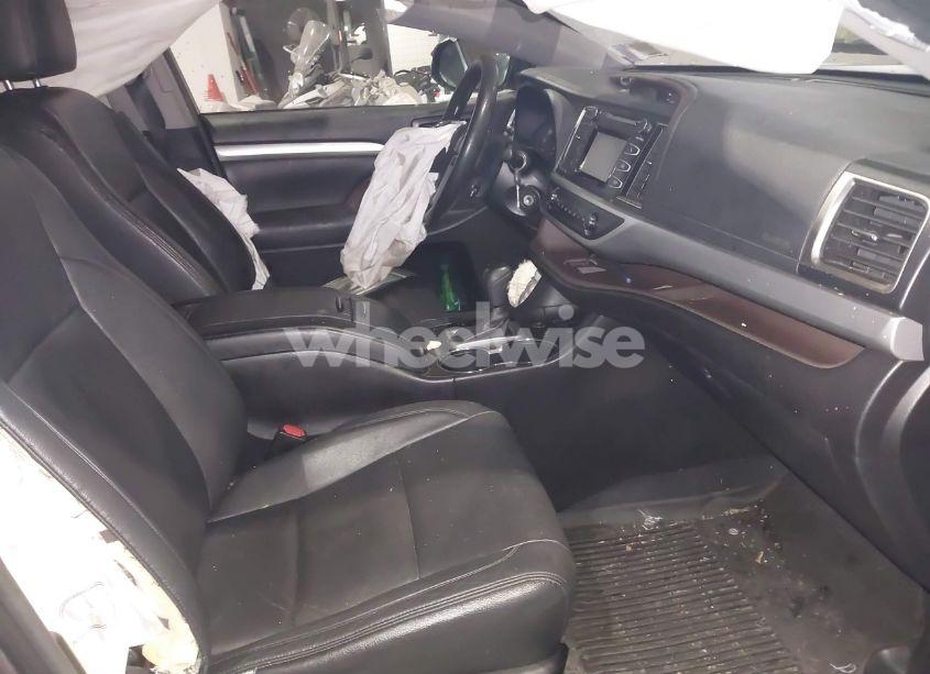 Photo 5 of 2017 Toyota Highlander LE (VIN 5TDBZRFH9HS449976)