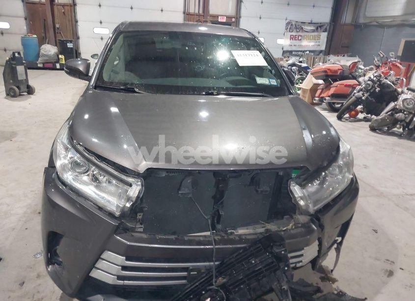 Photo 6 of 2017 Toyota Highlander LE (VIN 5TDBZRFH9HS449976)