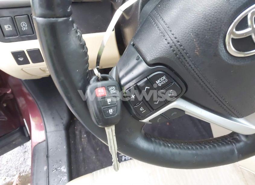 Photo 11 of 2018 Toyota Highlander LE PLUS (VIN 5TDBZRFH9JS879951)