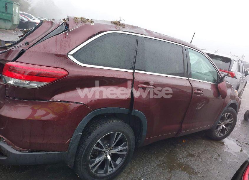 Photo 13 of 2018 Toyota Highlander LE PLUS (VIN 5TDBZRFH9JS879951)