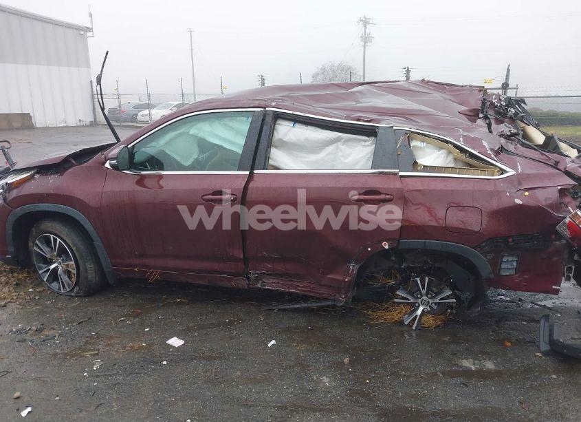 Photo 14 of 2018 Toyota Highlander LE PLUS (VIN 5TDBZRFH9JS879951)