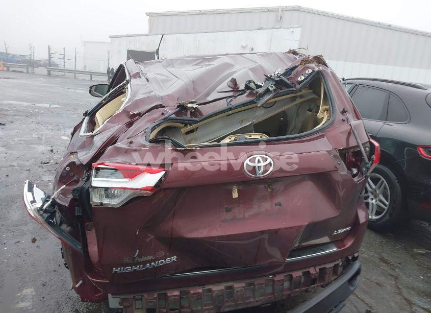 Photo 16 of 2018 Toyota Highlander LE PLUS (VIN 5TDBZRFH9JS879951)