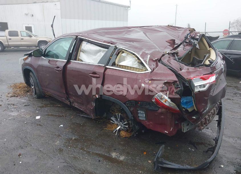 Photo 3 of 2018 Toyota Highlander LE PLUS (VIN 5TDBZRFH9JS879951)