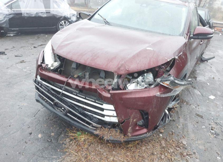 Photo 6 of 2018 Toyota Highlander LE PLUS (VIN 5TDBZRFH9JS879951)