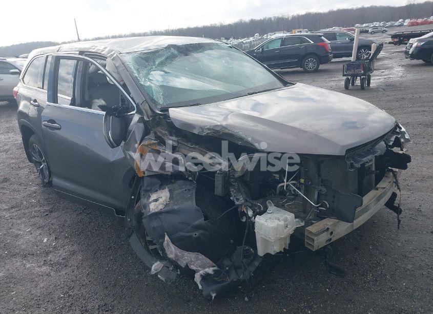 2018 Toyota Highlander LE (VIN 5TDBZRFH9JS889122) main photo