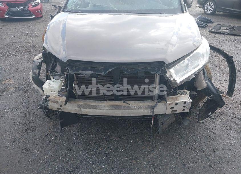 Photo 12 of 2018 Toyota Highlander LE (VIN 5TDBZRFH9JS889122)